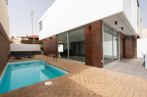 Modern 2BR House - Private Pool - Parking